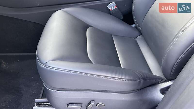 Внедорожник / Кроссовер Tesla Model Y 2024 в Киеве