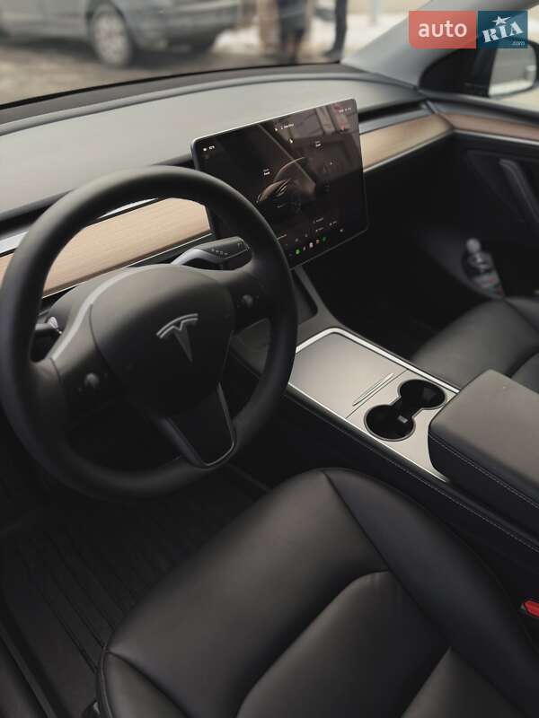 Внедорожник / Кроссовер Tesla Model Y 2024 в Киеве