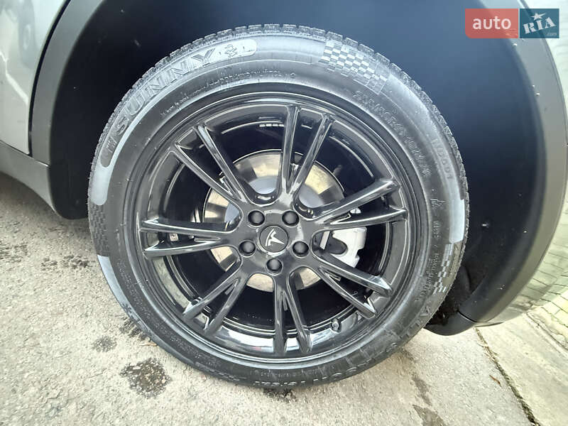 Внедорожник / Кроссовер Tesla Model Y 2025 в Ровно