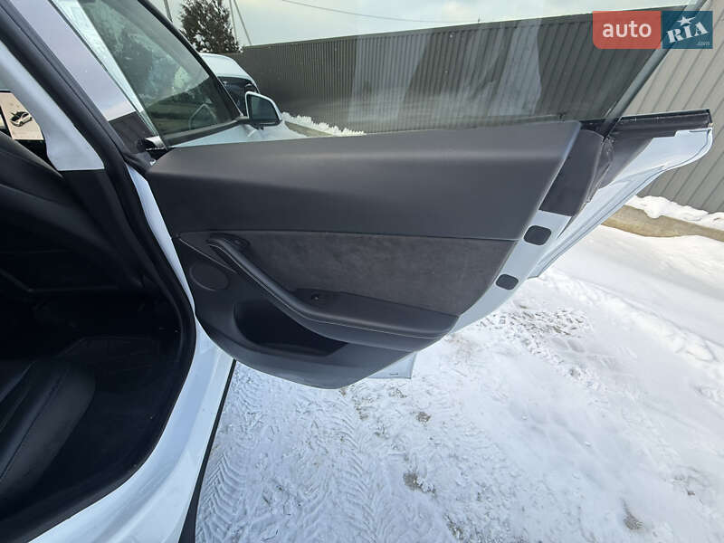 Внедорожник / Кроссовер Tesla Model Y 2021 в Львове