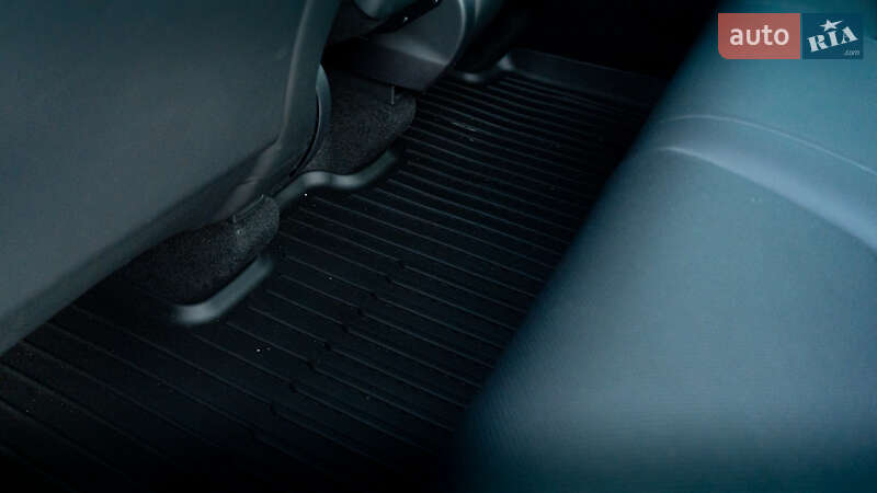 Внедорожник / Кроссовер Tesla Model Y 2025 в Киеве