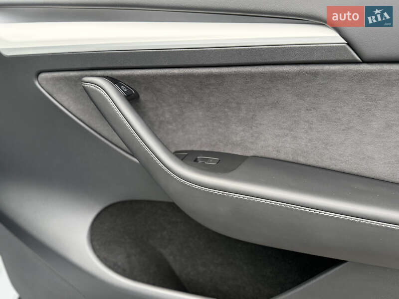 Внедорожник / Кроссовер Tesla Model Y 2024 в Дрогобыче