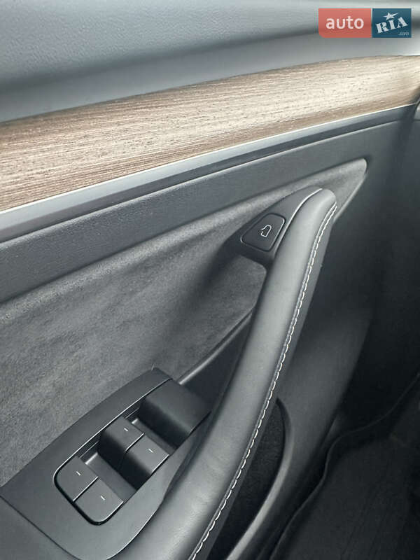 Позашляховик / Кросовер Tesla Model Y 2024 в Дніпрі