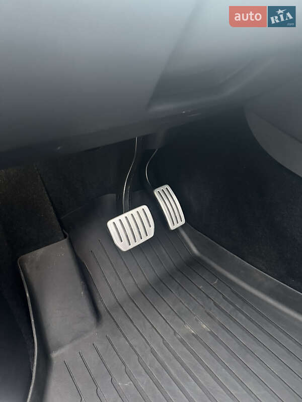 Позашляховик / Кросовер Tesla Model Y 2024 в Дніпрі