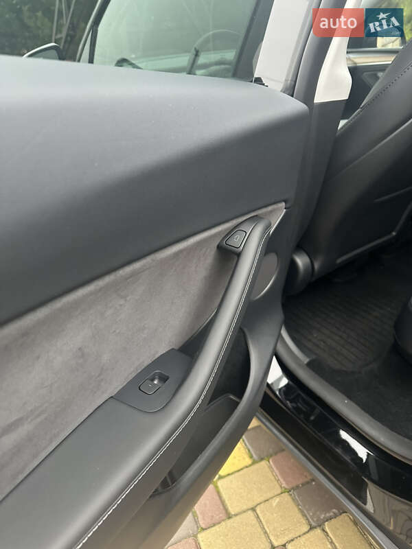 Позашляховик / Кросовер Tesla Model Y 2024 в Дніпрі