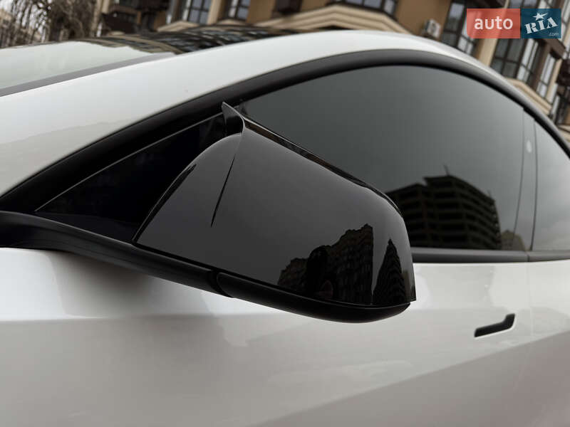 Внедорожник / Кроссовер Tesla Model Y 2024 в Киеве