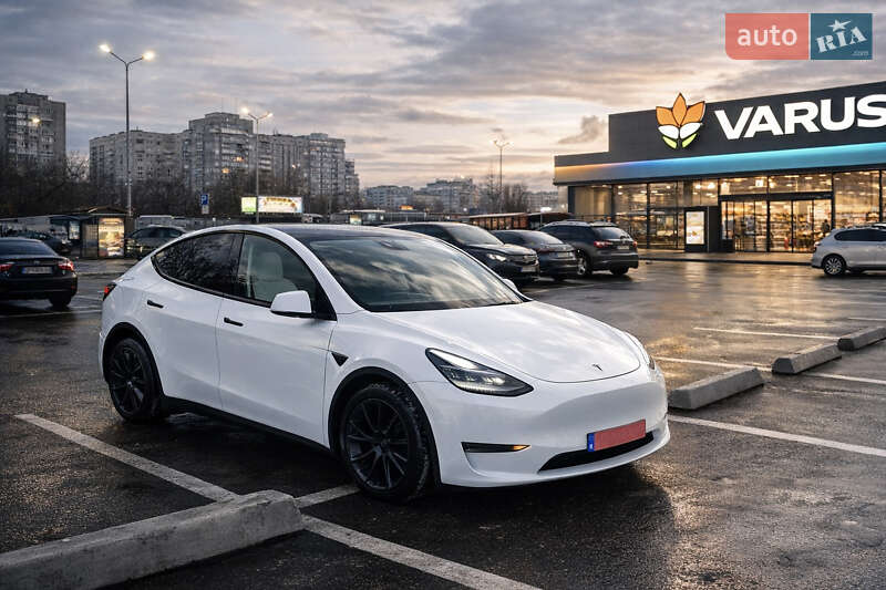 Tesla Model Y 2024