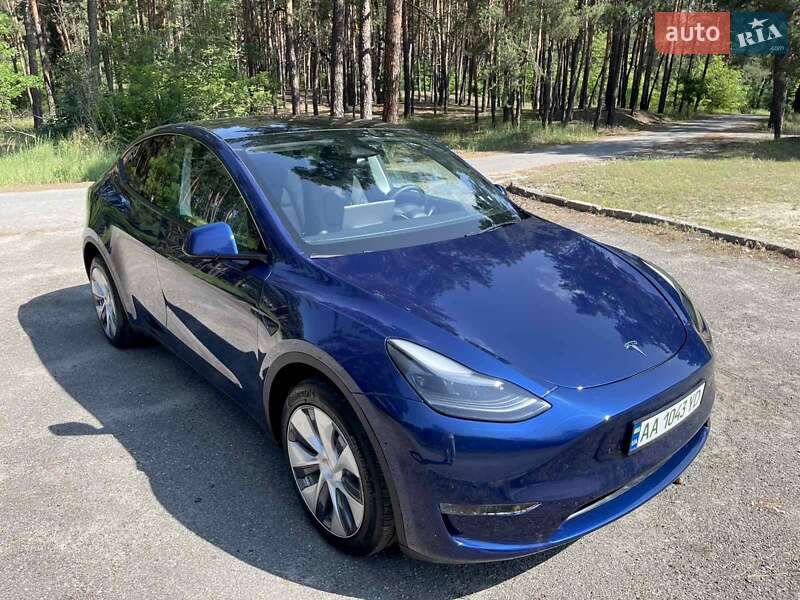 Tesla Model Y 2024