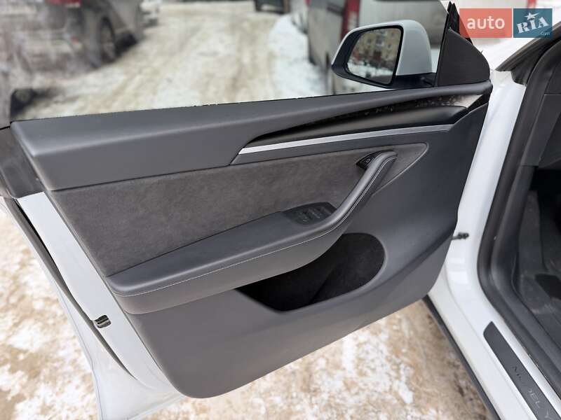 Внедорожник / Кроссовер Tesla Model Y 2024 в Киеве