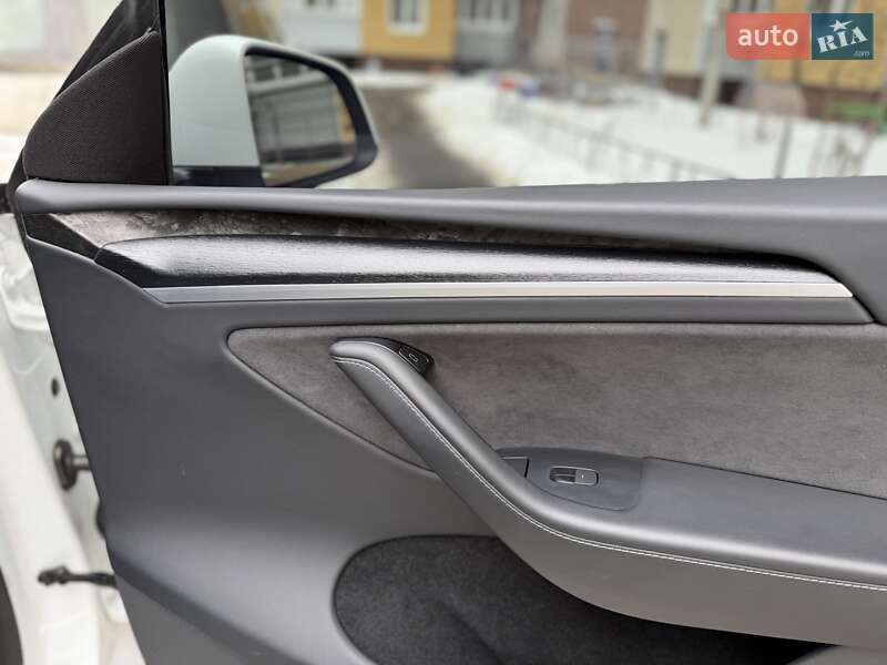 Внедорожник / Кроссовер Tesla Model Y 2024 в Киеве