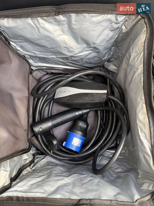 Внедорожник / Кроссовер Tesla Model Y 2024 в Киеве