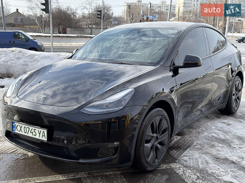 Tesla Model Y 2024