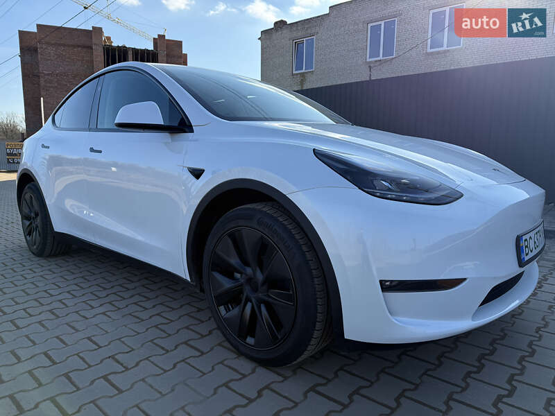 Tesla Model Y 2025