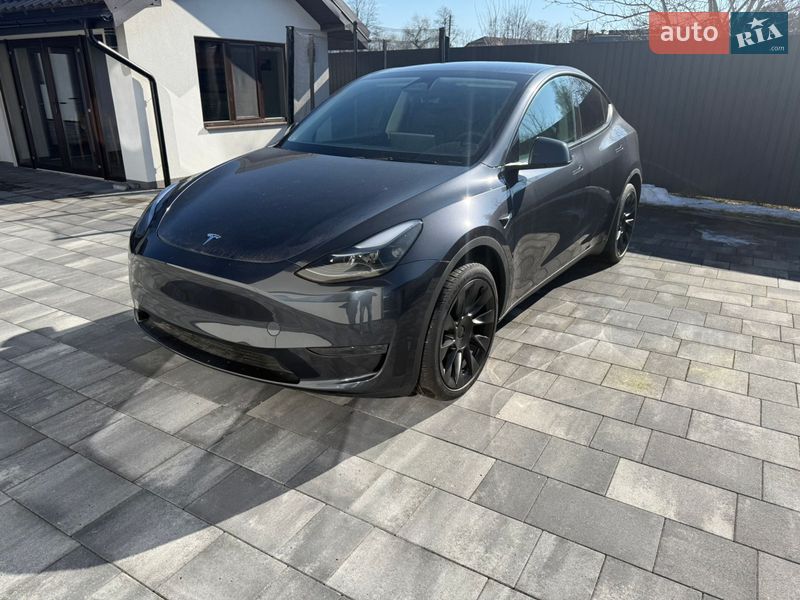 Tesla Model Y 2024