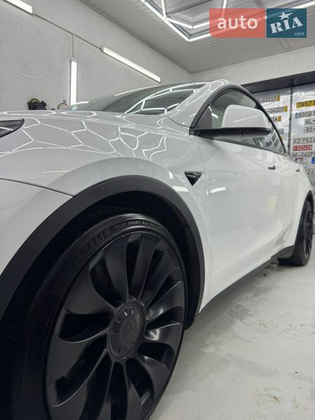 Позашляховик / Кросовер Tesla Model Y 2022 в Чернівцях