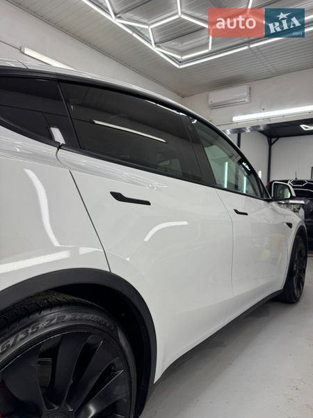 Позашляховик / Кросовер Tesla Model Y 2022 в Чернівцях