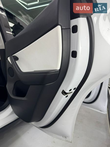 Позашляховик / Кросовер Tesla Model Y 2022 в Чернівцях