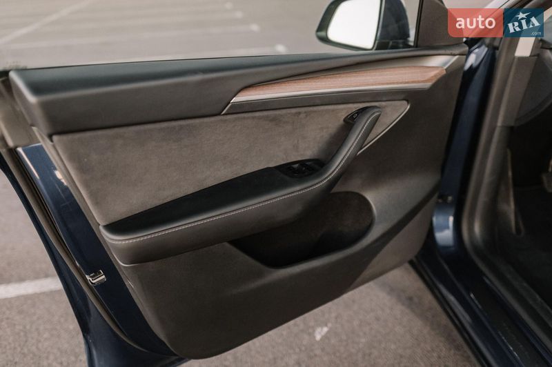 Внедорожник / Кроссовер Tesla Model Y 2024 в Ровно