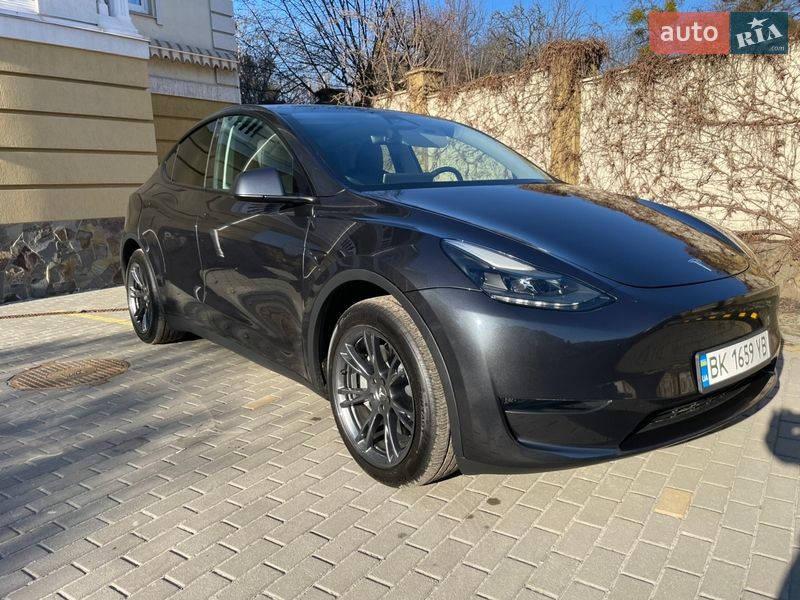 Tesla Model Y 2024