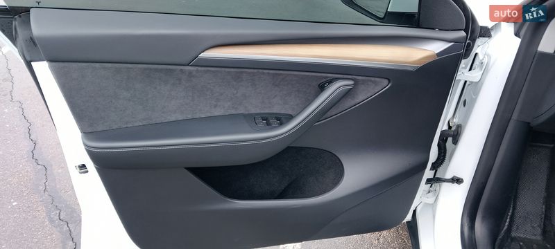 Внедорожник / Кроссовер Tesla Model Y 2023 в Киеве