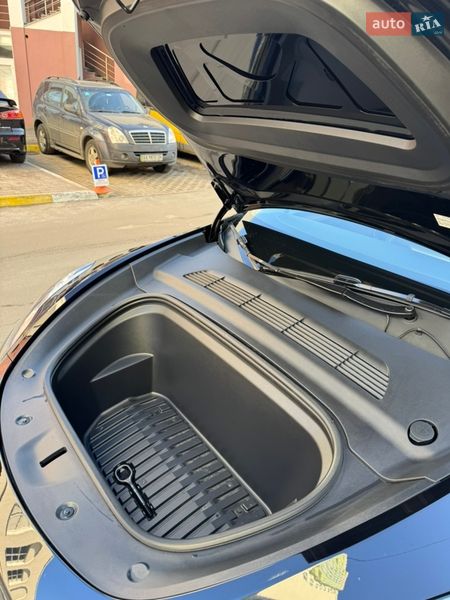 Внедорожник / Кроссовер Tesla Model Y 2025 в Киеве