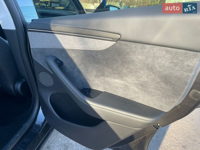 Внедорожник / Кроссовер Tesla Model Y 2025 в Ровно