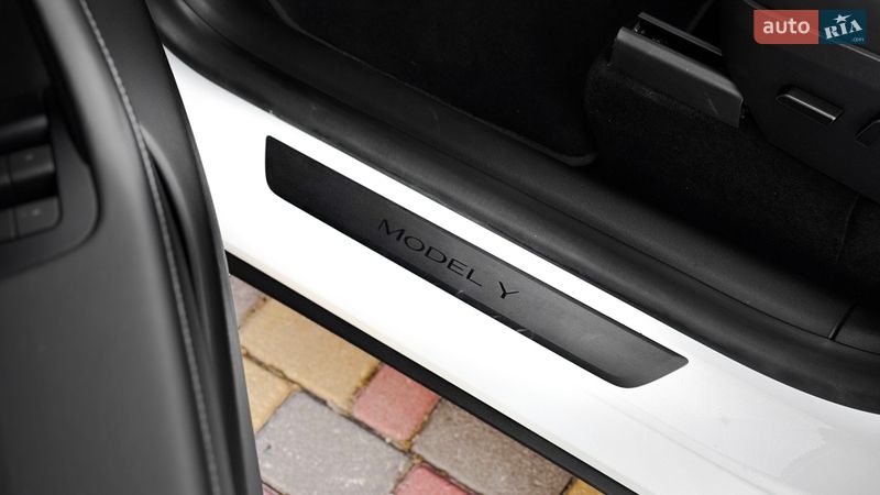 Внедорожник / Кроссовер Tesla Model Y 2023 в Ровно