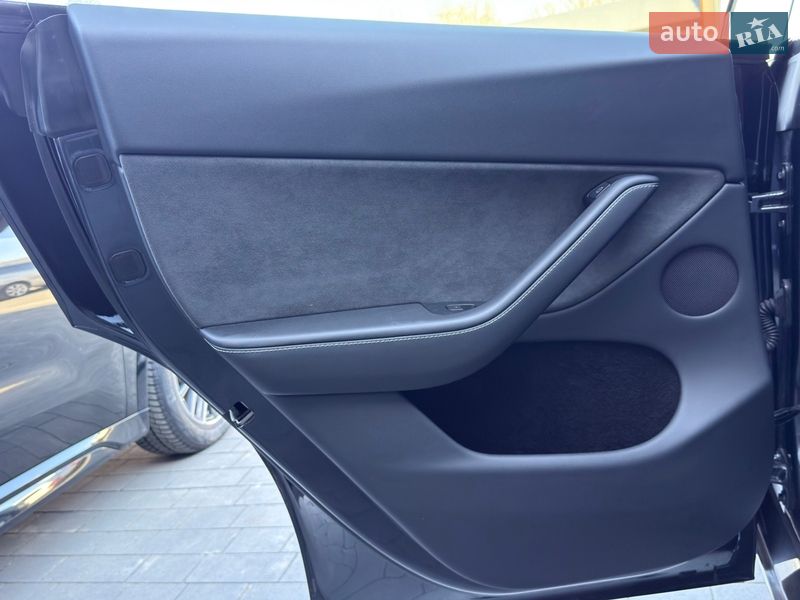 Внедорожник / Кроссовер Tesla Model Y 2024 в Черновцах