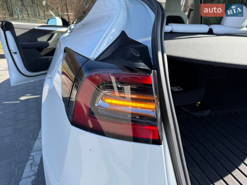 Внедорожник / Кроссовер Tesla Model Y 2024 в Ужгороде