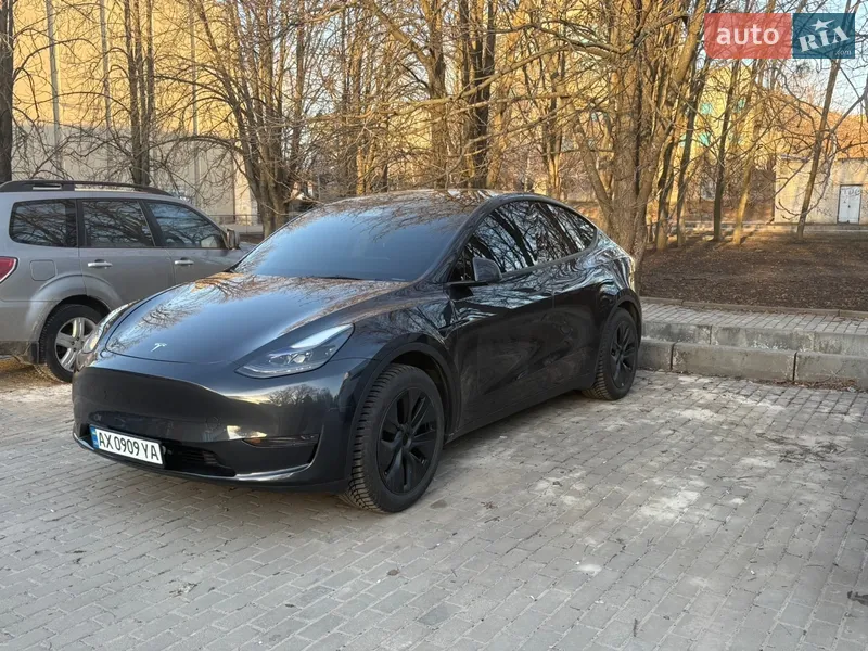 Tesla Model Y 2024