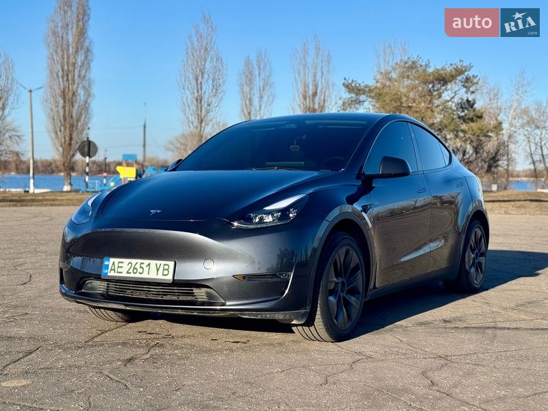 Tesla Model Y 2024