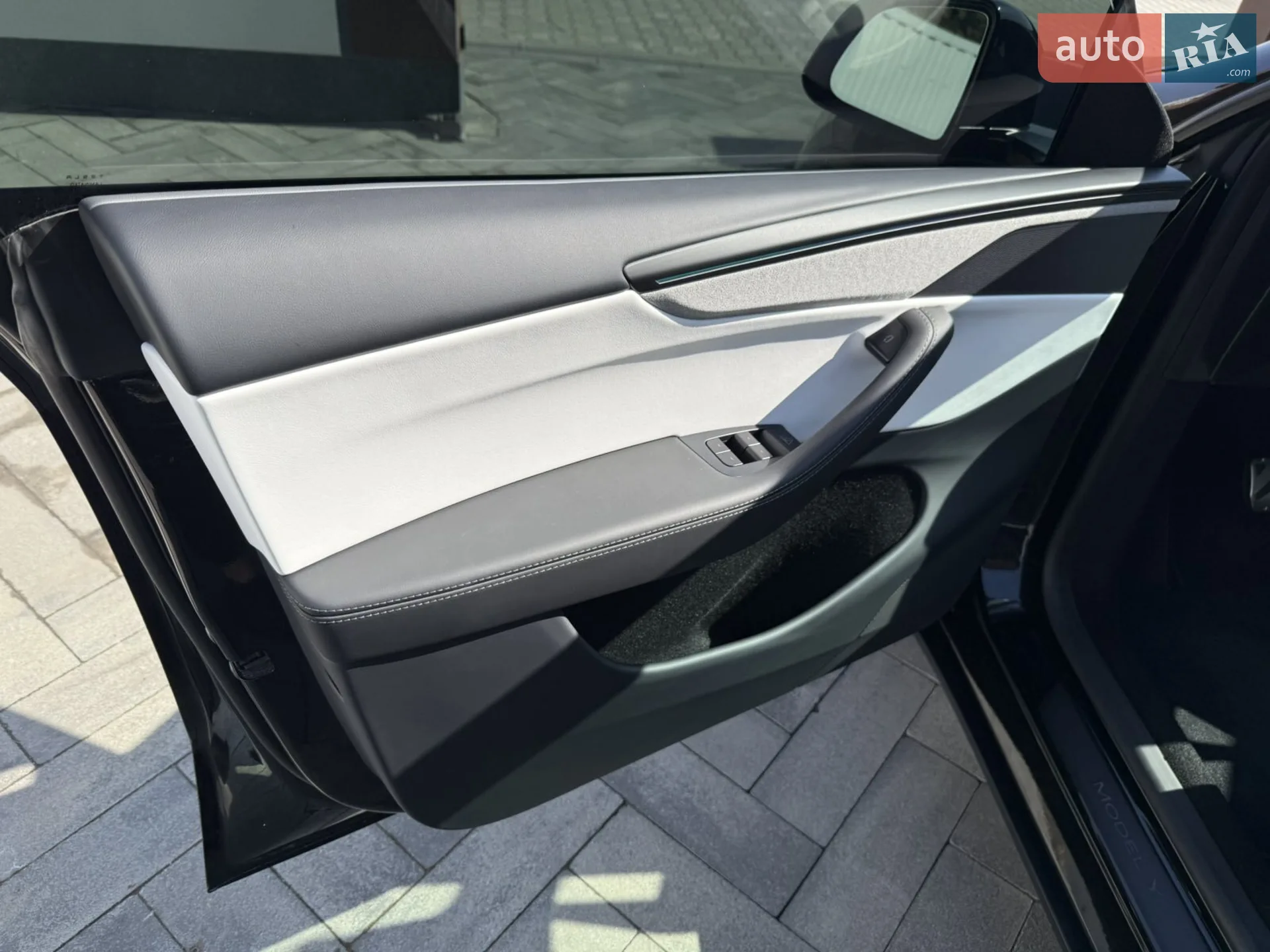 2025 Tesla Model Y - мініатюра 16