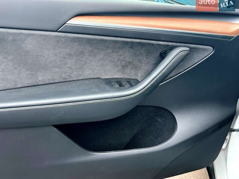 Внедорожник / Кроссовер Tesla Model Y 2023 в Киеве