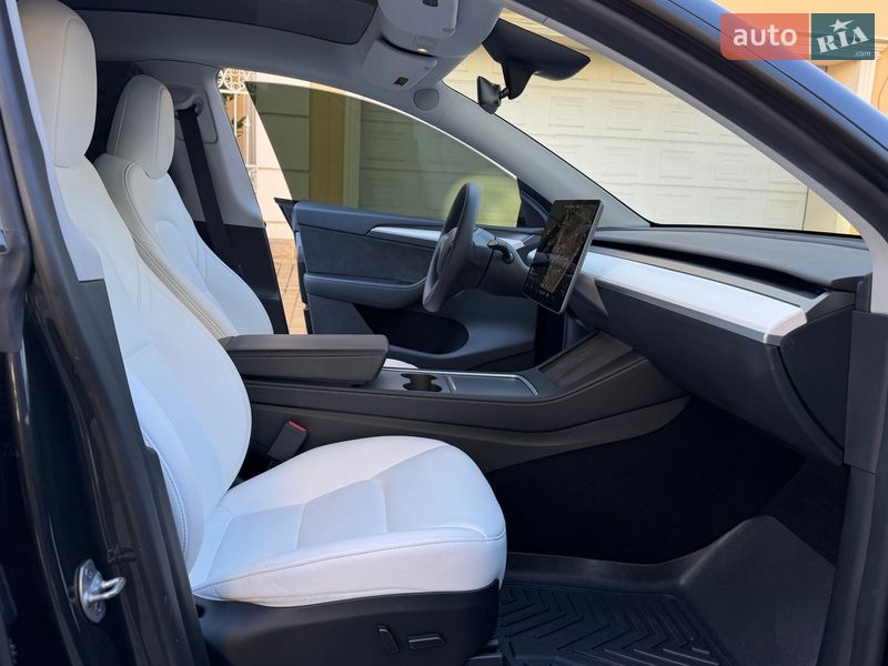 Позашляховик / Кросовер Tesla Model Y 2024 в Одесі фото 44 Позашляховик / Кросовер Tesla Model Y 2024 в Одесі