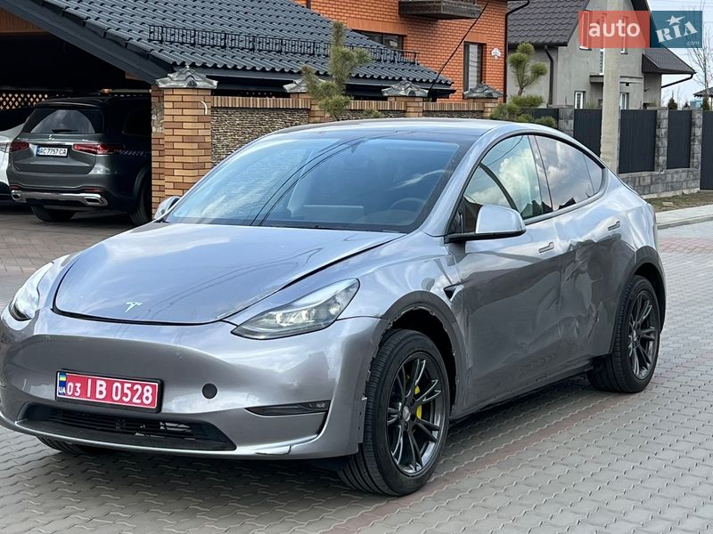 Tesla Model Y 2025