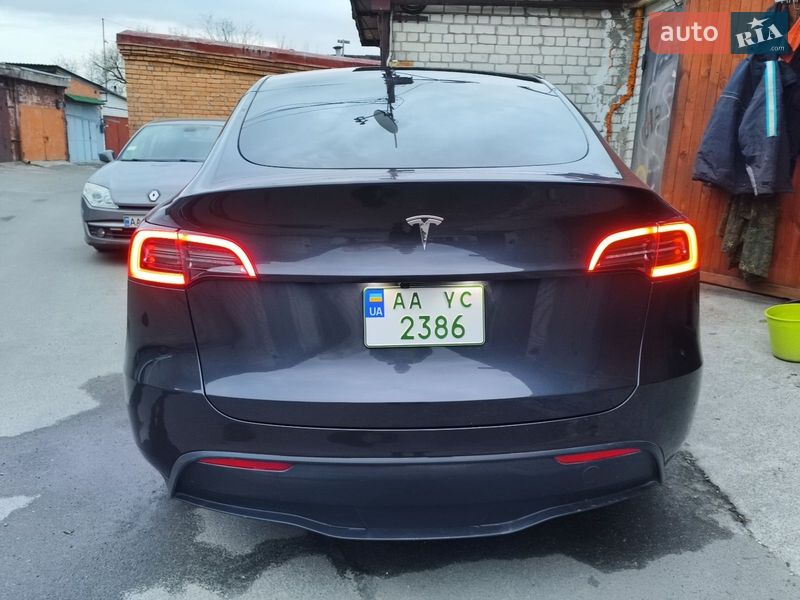 Tesla Model Y 2024