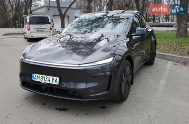 Позашляховик / Кросовер Tesla Model Y 2025 в Києві