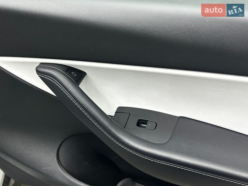 Позашляховик / Кросовер Tesla Model Y 2022 в Чернівцях