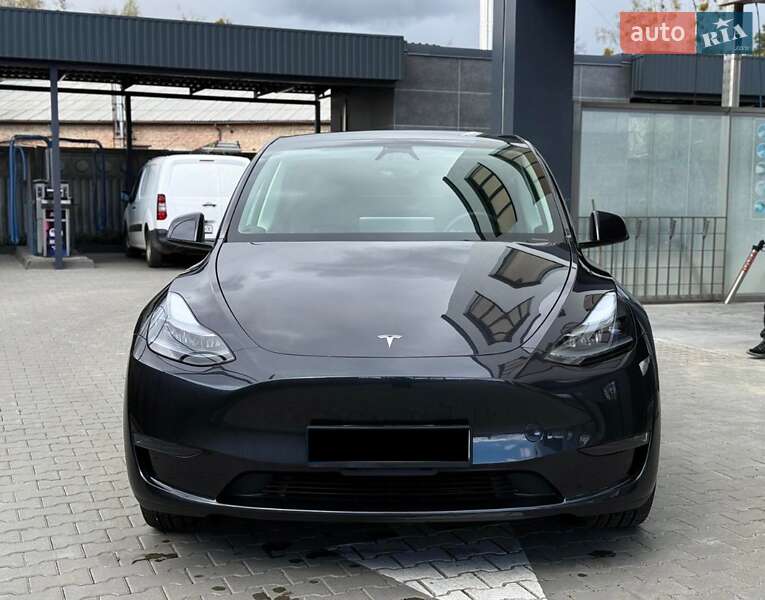 Tesla Model Y 2024