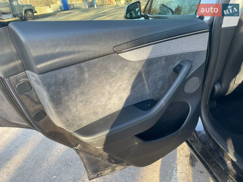 Позашляховик / Кросовер Tesla Model Y 2025 в Рівному