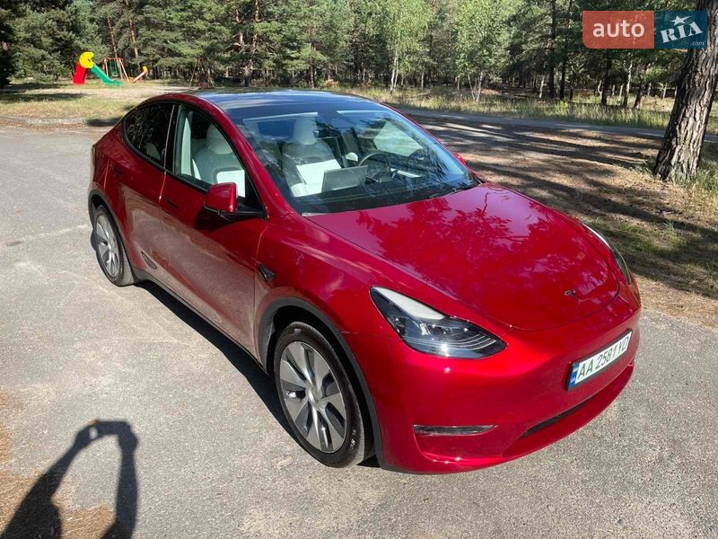 Tesla Model Y 2024