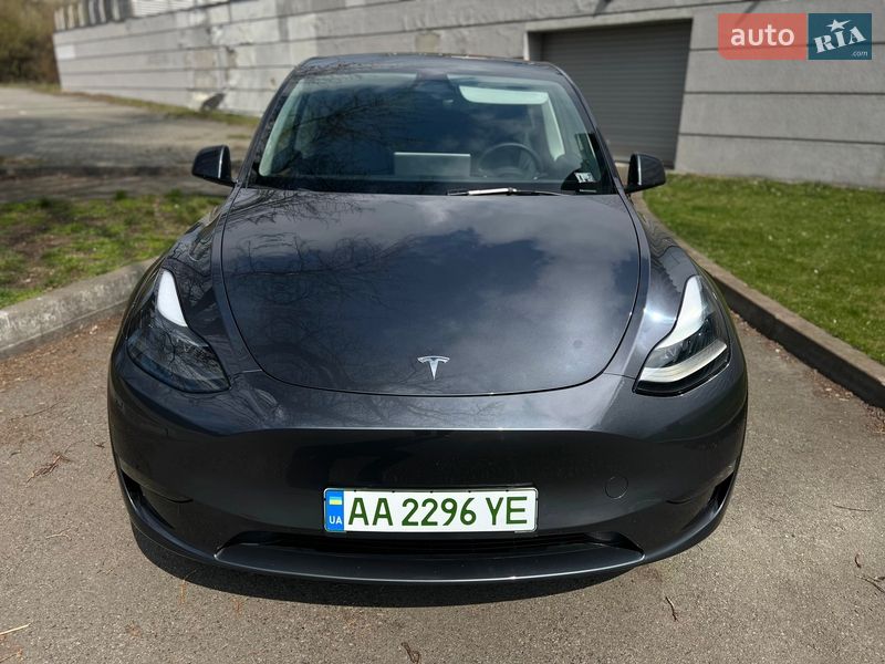 Tesla Model Y 2024