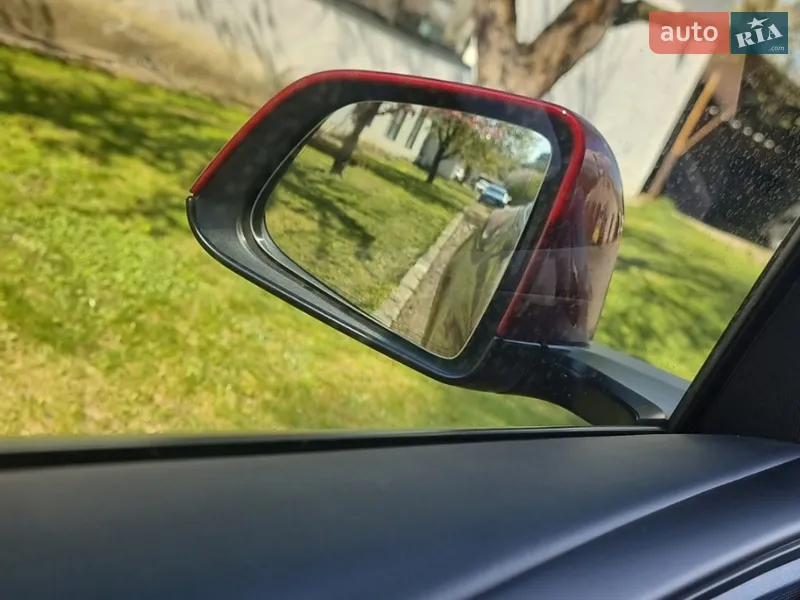 Tesla Model Y 2025 VIN 7SAYGDEE0TF338047 фото оголошення 5 з 55
