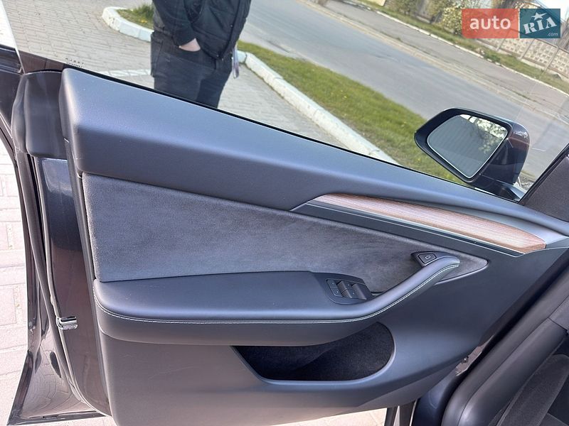 Позашляховик / Кросовер Tesla Model Y 2024 в Києві