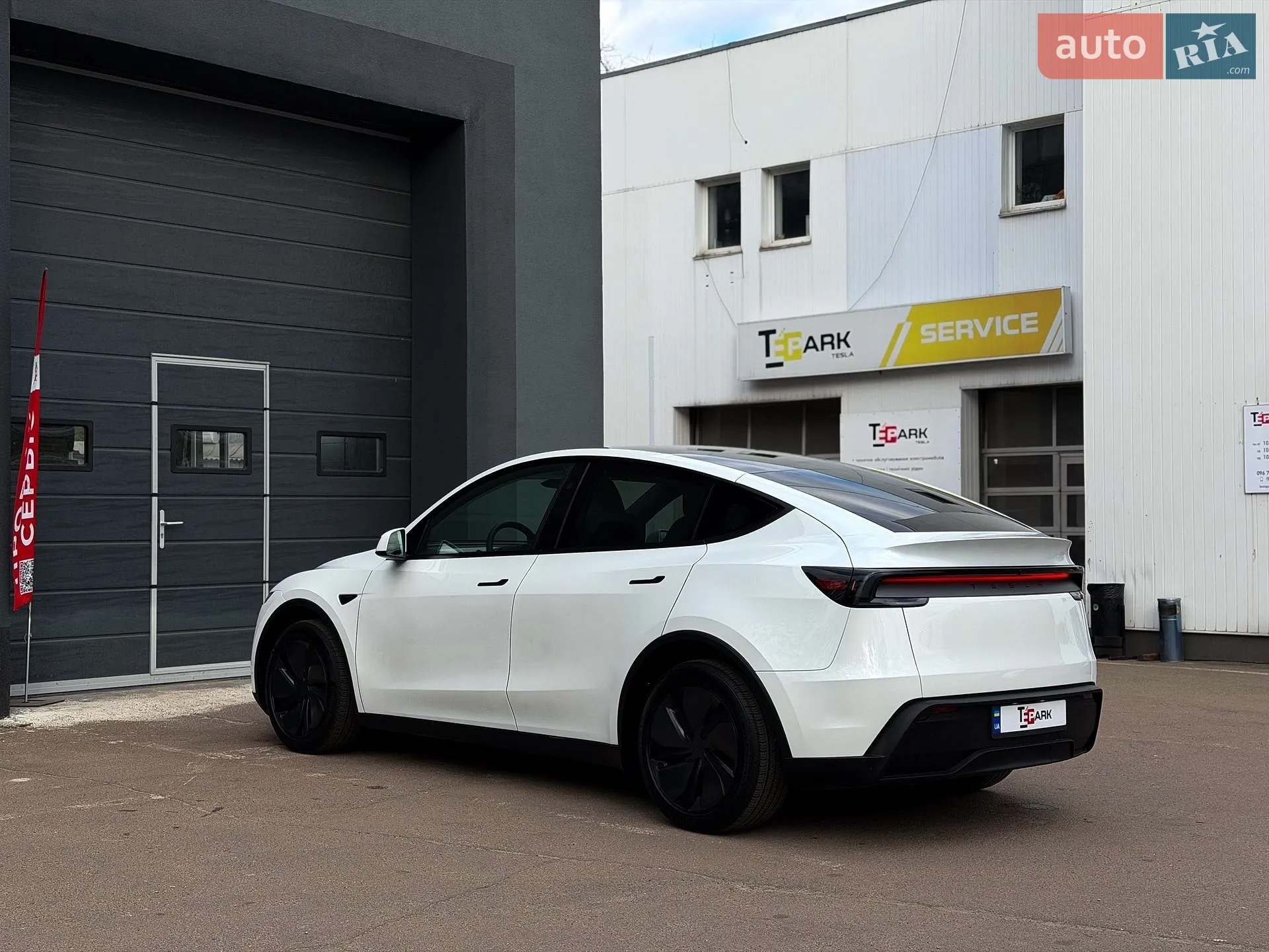 2025 Tesla Model Y - мініатюра 9
