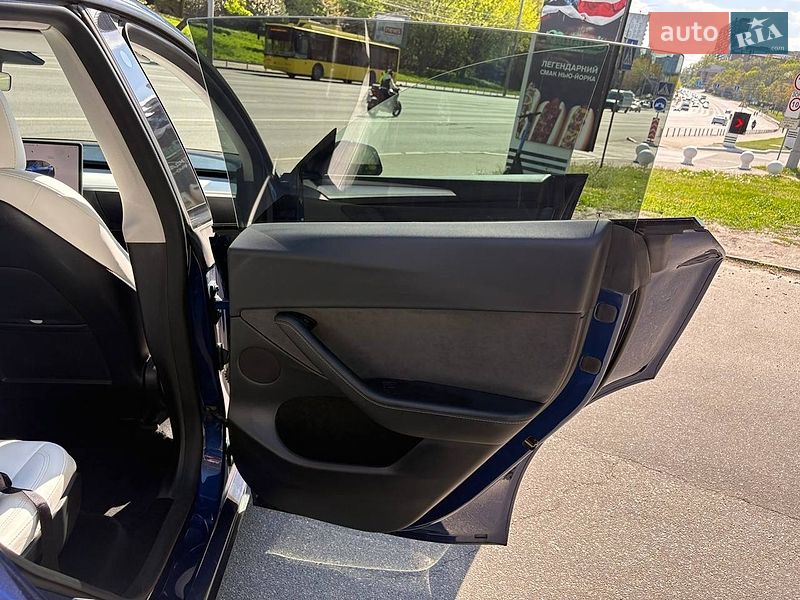 Внедорожник / Кроссовер Tesla Model Y 2023 в Киеве