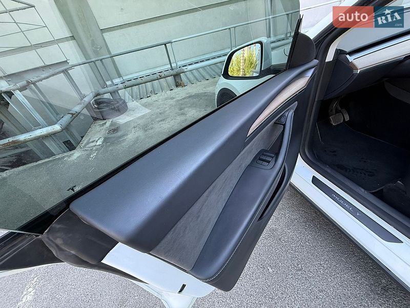 Внедорожник / Кроссовер Tesla Model Y 2023 в Киеве