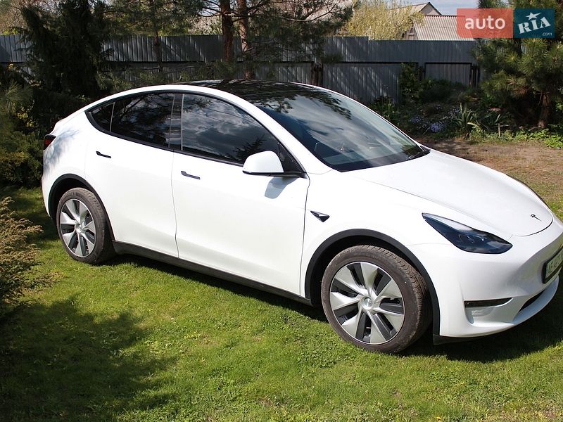 Tesla Model Y 2024