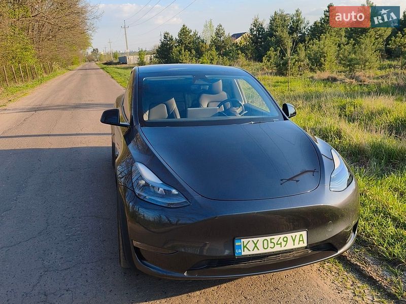 Tesla Model Y 2025