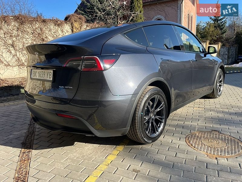 Позашляховик / Кросовер Tesla Model Y 2024 в Івано-Франківську